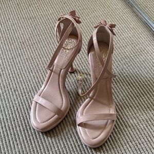 Chic Never Worn Vince Camuto sandals